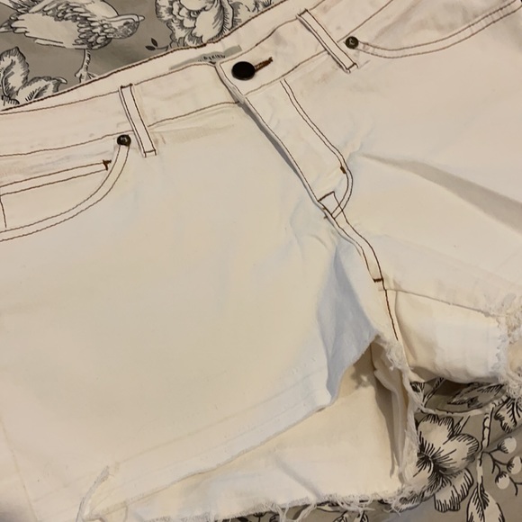 Never worn Rich & Skinny white shorts - Picture 2 of 11